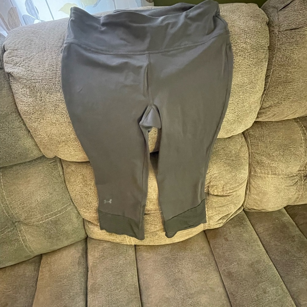Gray Under Armour cropped leggings